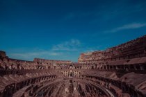Vista panorámica de las ruinas interiores del coliseo, Roma, Italia - foto de stock