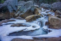 Malerischer Blick auf Bach im Winter, Yosemite-Tal, Kalifornien, Amerika, USA — Stockfoto