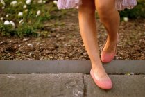 Imagem cortada de pernas femininas em sapatos de bailarina — Fotografia de Stock