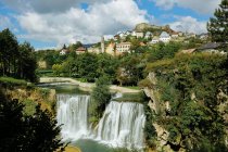 Bosnien und Herzegowina, Jajce, Stadt auf Hügel, Wasserfall im Vordergrund — Stockfoto