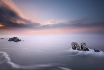 Vista panoramica delle rocce nel mare, Cantabria, Spagna — Foto stock