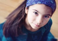 Retrato de menina vestindo uma bandana olhando para cima — Fotografia de Stock