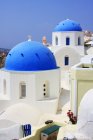 Vue panoramique de l'église avec dôme bleu, Oia, Santorin, Cyclades, Grèce — Photo de stock