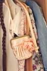 Жіночий одяг і рожева сумка в гардеробі — стокове фото