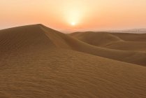 Sunrise over desert sand dunes, Dubai, UAE — Stock Photo
