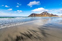 Vista panorámica de la playa vacía, Islas Lofoten, Noruega - foto de stock