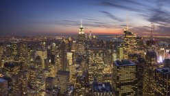 Scenic view of Manhattan skyline at night, New York, USA — Stock Photo