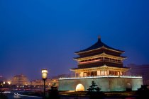China, Shaanxi, Xian, vista panorámica de Drum Tower por la noche - foto de stock