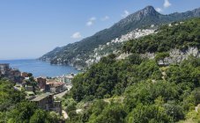 Vista panorámica de la majestuosa costa de Amalfi, Italia - foto de stock