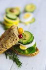 Авокадо, огірок та яєчний бутерброд, крупним планом — стокове фото