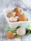 Ovos castanhos em recipiente de plástico — Fotografia de Stock