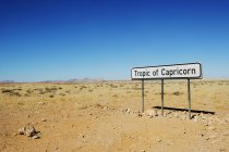Vista panorámica del Trópico de Capricornio signo, Namibia - foto de stock