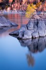 Reflexionen von Bäumen und Felsen am Watson Lake, Granitdells, Prescott, Arizona, Amerika, USA — Stockfoto