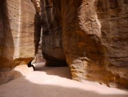 Vista panorámica de la garganta a la luz del sol, Petra, Jordania - foto de stock