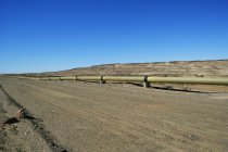 Pipeline entlang der Straße in der Wüste, namibia — Stockfoto