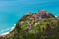 Vista elevada de Corniglia, Liguria, Italia - foto de stock
