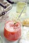 Vaso de deliciosa bebida de fresa flor de saúco - foto de stock