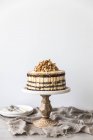 Pastel de cumpleaños en capas de crema de mantequilla de chocolate y caramelo con palomitas de caramelo - foto de stock