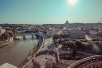 Weitwinkelblick auf Rom und den Tiber, Italien — Stockfoto