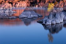 Reflet d'arbres et de roches à Watson Lake, Granite Dells, Prescott, Arizona, Amérique, États-Unis — Photo de stock