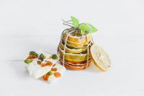 Weiße Schokolade mit getrockneten Zitrusfruchtscheiben, Mandeln und Pistazien — Stockfoto