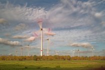 Aussichtsreicher Blick auf Windkraftanlagen, Niedersachsen, Deutschland — Stockfoto