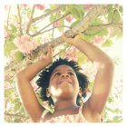 Menina segurando ramo de árvore florescente — Fotografia de Stock