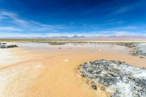 Мальовничий вид на лагуну Cejar з Ліканкабур вулкана у фоновому режимі, Чилі — стокове фото