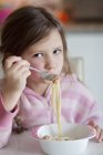 Kleines Mädchen isst Spaghetti zum Mittagessen — Stockfoto