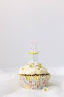 Cupcake decorado com margaridas e um coelho de Páscoa — Fotografia de Stock