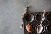 Шоколадный мадлен смесь торта в хлебопекарном лотке — стоковое фото