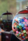 Deux distributeurs de verre remplis de boules de caoutchouc pleines d'entrain multicolores — Photo de stock