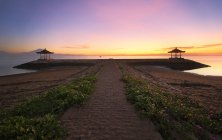 Malerischer Blick auf Pagoden am Strand von Sanur, Denpasar, Bali, Indonesien — Stockfoto