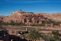Пейзаж с древним городом, Айт-Бен-Хадду, Марокко — стоковое фото