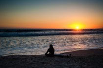 США, Каліфорнія, Веніс-Біч, силует жінки, дивлячись на заході сонця — стокове фото