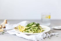 Фенхель, огірок, кріп і лимонний салат — стокове фото