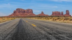 Scenic view of road to Monument Valley, Arizona Utah border, America, USA — Stock Photo