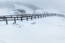 Vista panorámica del puente de madera en las montañas, Hokkaido, Japón - foto de stock