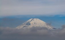 Мальовничий вид на гору Фудзі через хмари, Японія — стокове фото