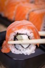 Salmón sushi maki roll, primer plano - foto de stock