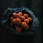 Cuenco de naranjas frescas en la superficie de madera - foto de stock