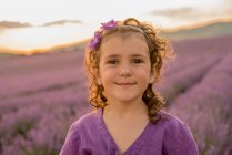 Портрет девушки, стоящей на лавандовом поле — стоковое фото
