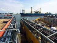 Два судна поддержки нефтяной вышки пришвартованы бок о бок в портовой гавани — стоковое фото