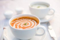 Чашки грибного супа и томатный суп — стоковое фото