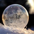 Vista de primer plano del copo de nieve congelado en una burbuja de jabón - foto de stock