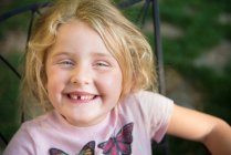 Retrato de menina loira com sorriso de dente — Fotografia de Stock
