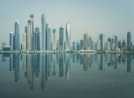 Vista panorámica del horizonte moderno de Dubai, Emiratos Árabes Unidos - foto de stock