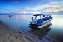 Живописный вид на рыбацкие лодки на пляже Санур, Бали, Индонезия — стоковое фото