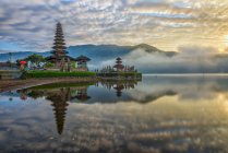 Индонезия, Бали, Пура Улун Дану Братан, Отражение храма Пура на восходе солнца — стоковое фото