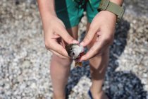 Primo piano di mani maschili che detengono pesce fresco catturato — Foto stock